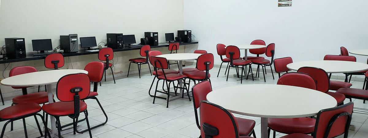 Biblioteca da Faculdade SEUNE com acervo e espaço de estudo